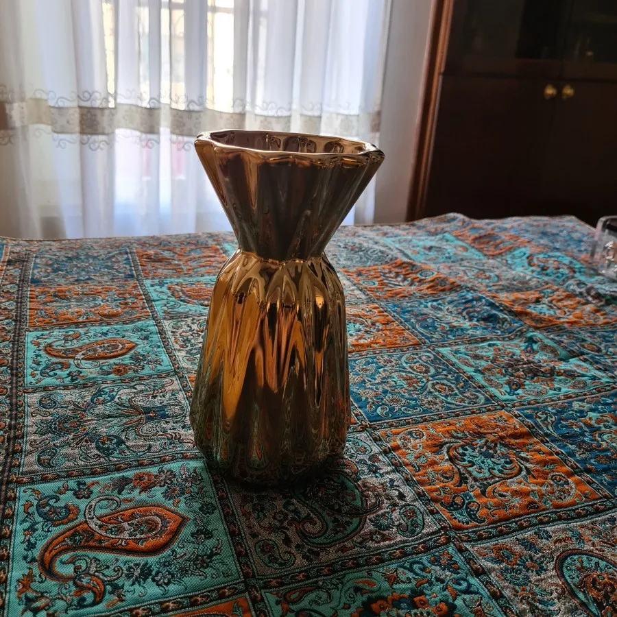 گلدان طلایی
