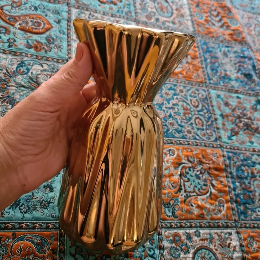 گلدان طلایی