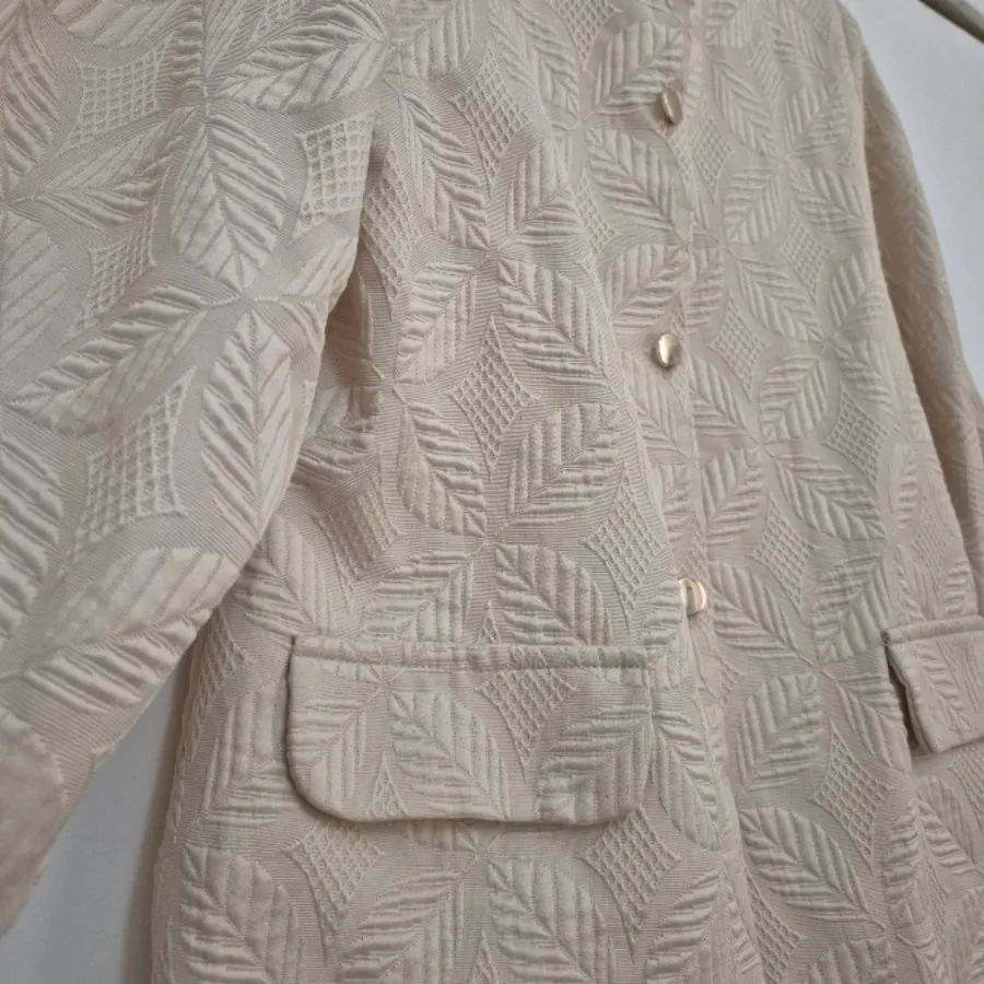کت شیری رنگ با دکمه طلایی