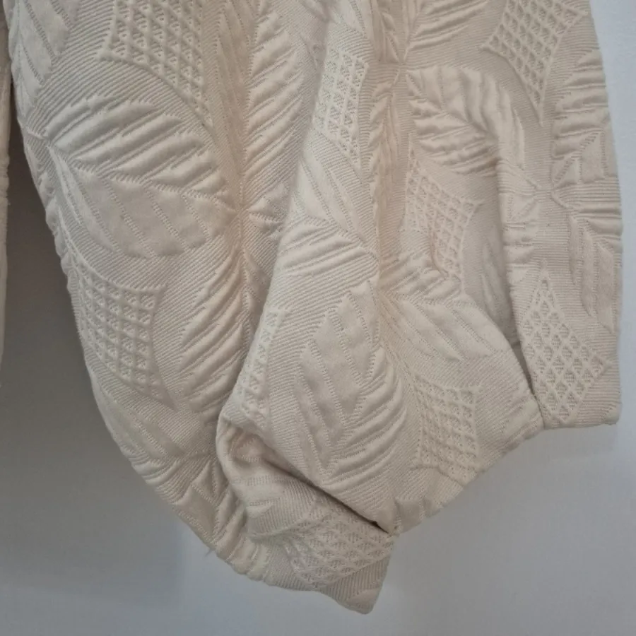 کت شیری رنگ با دکمه طلایی