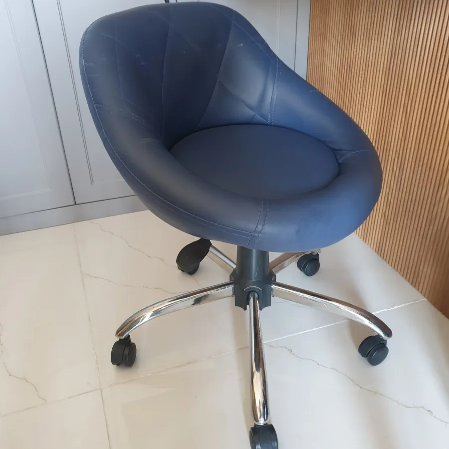 یک عدد صندلی اداری