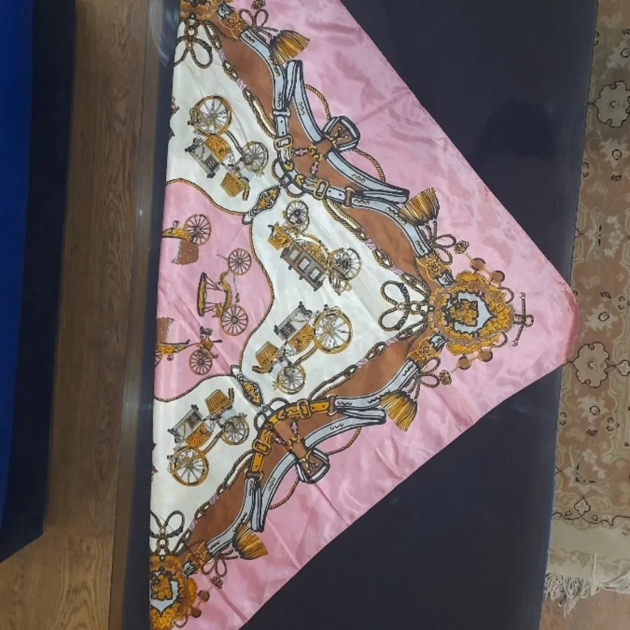 روسری صورتی طرح دار ساتن