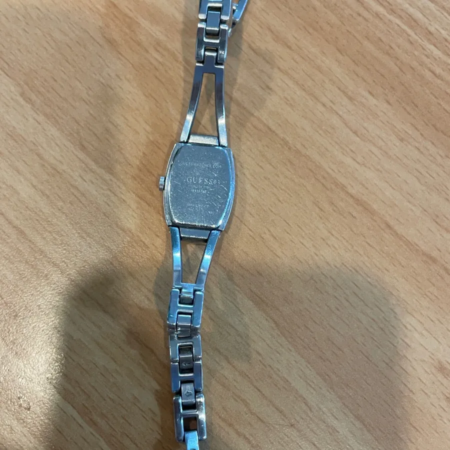 ساعت guess
