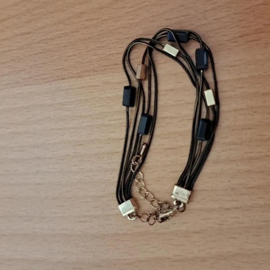 گردنبند و دستبند اکسسوری