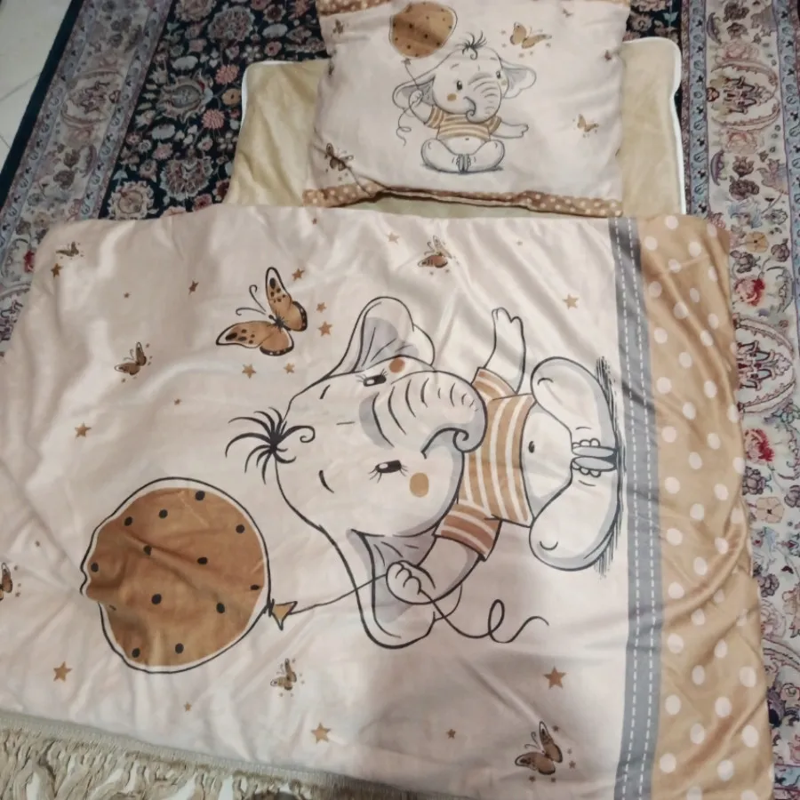 تشک و پتوی و بالش نوزادی