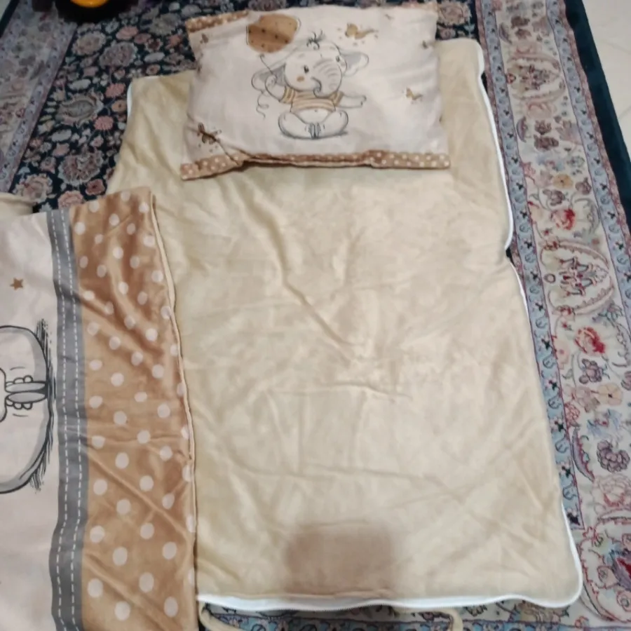 تشک و پتوی و بالش نوزادی