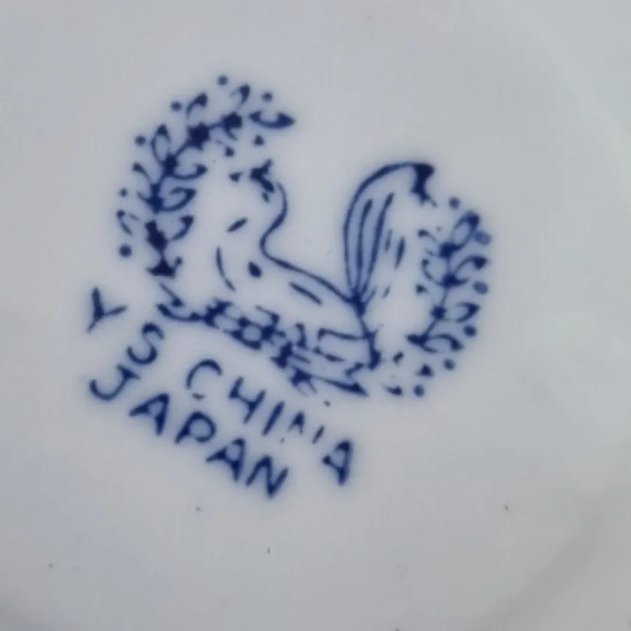 یک دست نعلبکی گل سرخی