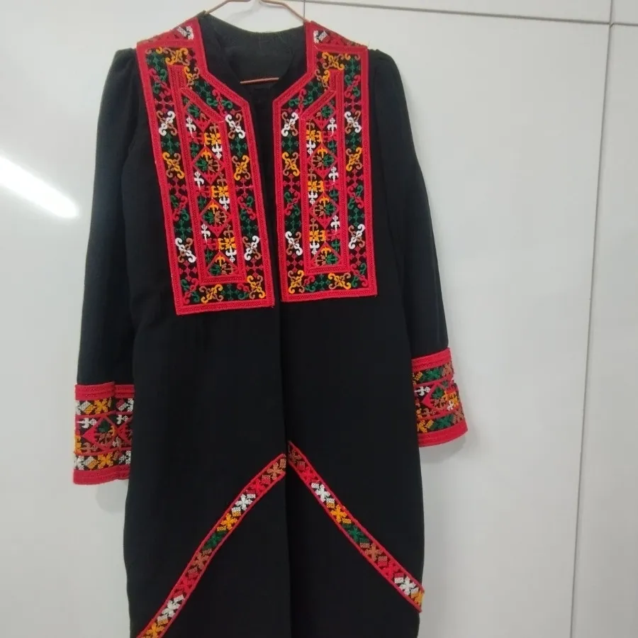 تعدادی مانتو و کیف و کفش