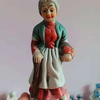 مجسمه بیسکوییتی پیرزن