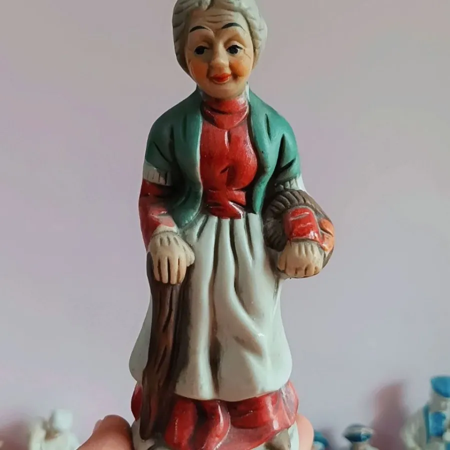 مجسمه بیسکوییتی پیرزن