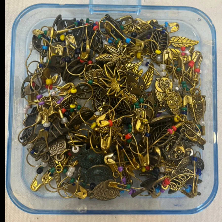 85 آویز سنجاقی