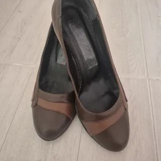 کفش پاشنه‌بلند قهوه‌ای