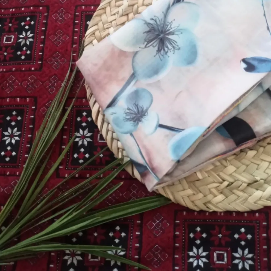 روسری با گل های آبی