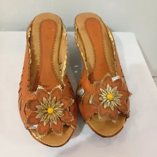 صندل عسلی رنگ
