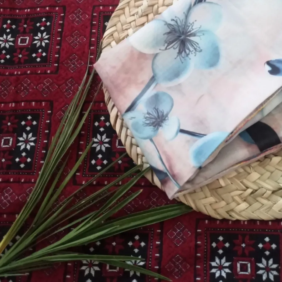 روسری با گلای ابی