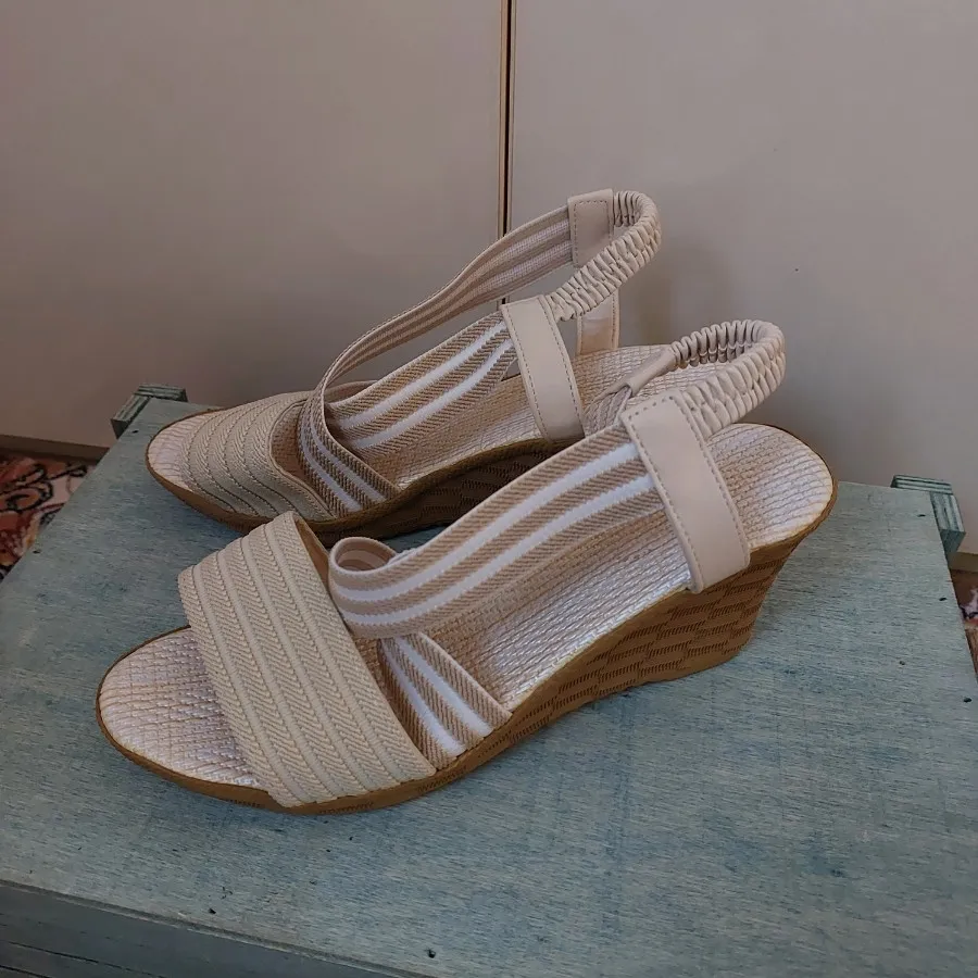 کفش صندل کرمی لژدار