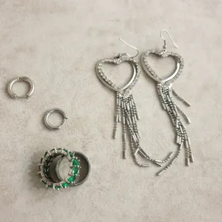 گوشواره. انگشتر