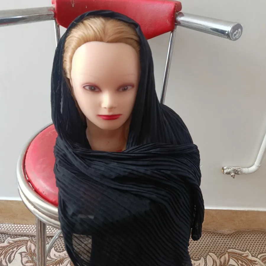 شال مشکی پلیسه