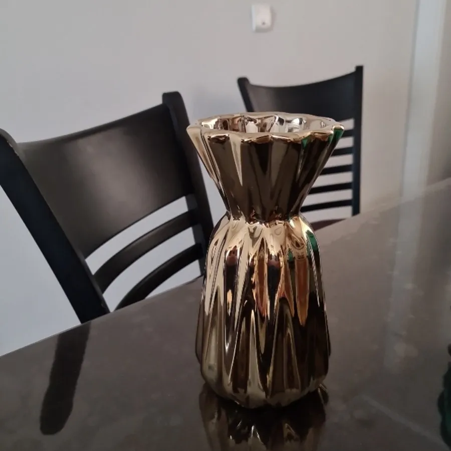 گلدان طلایی