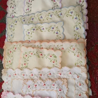 تعدادی جانماز گلدوزی