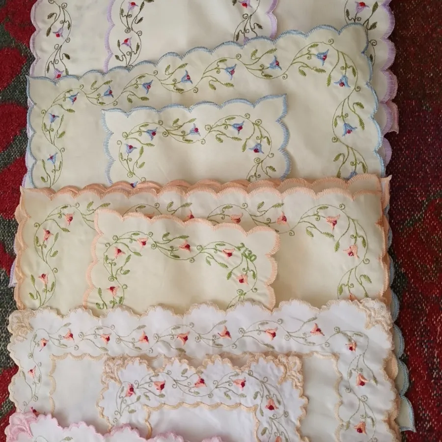 تعدادی جانماز گلدوزی