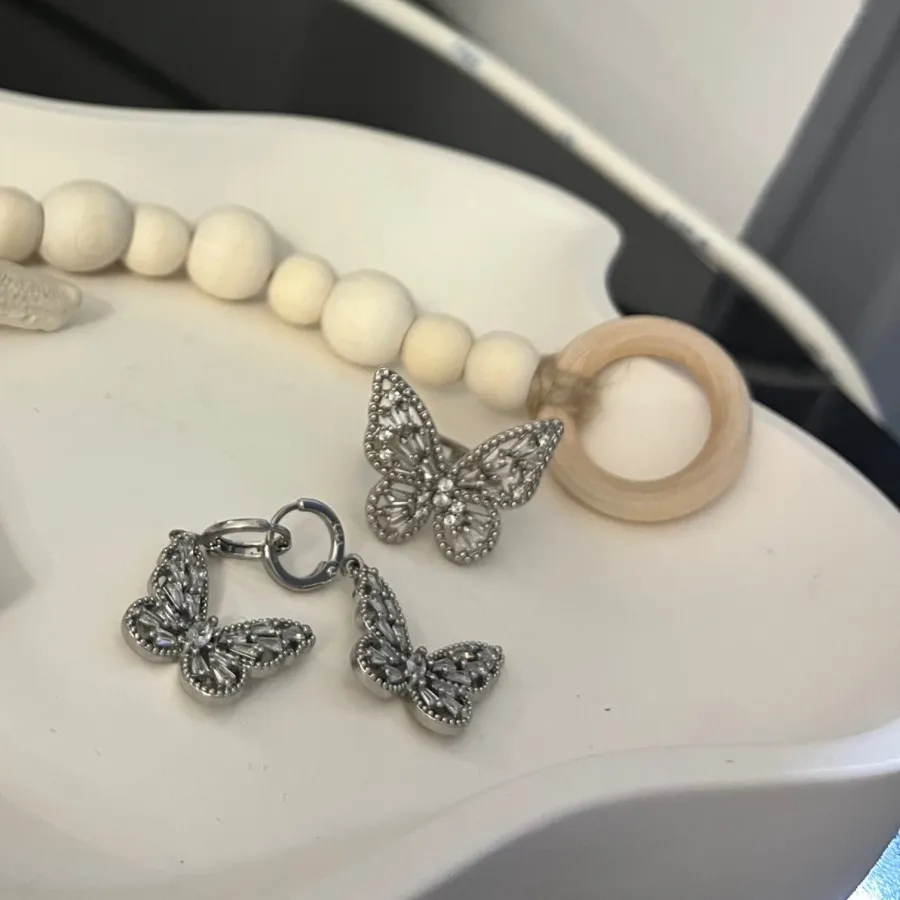 گوشواره و‌انگشتر پروانه