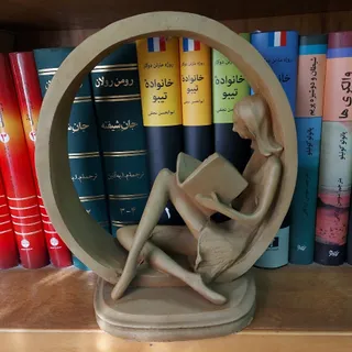 مجسمه دختر کتاب خوان