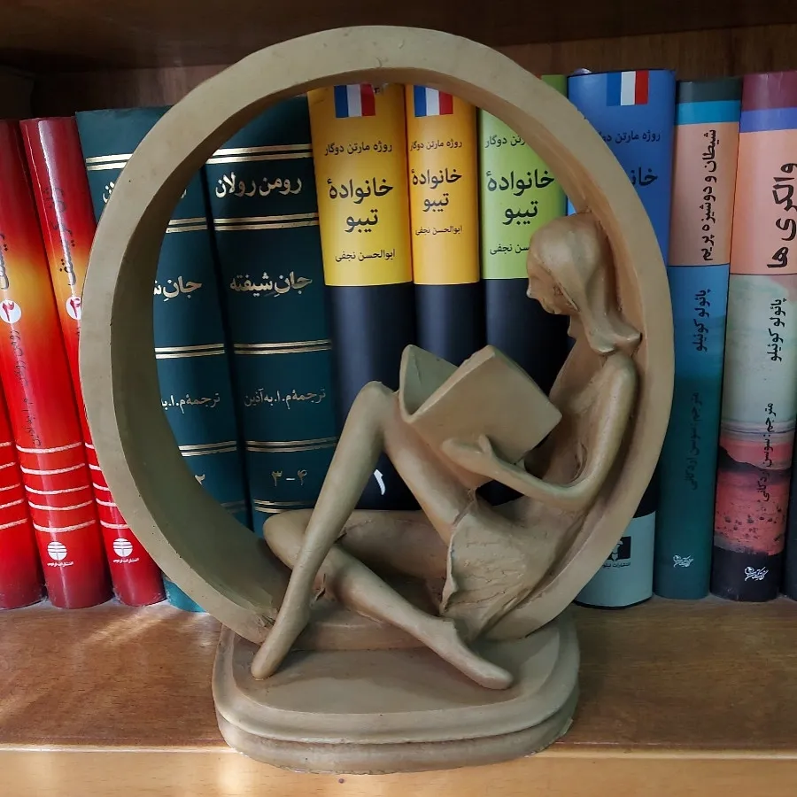 مجسمه دختر کتاب خوان
