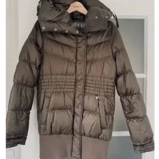 کاپشن برند guess