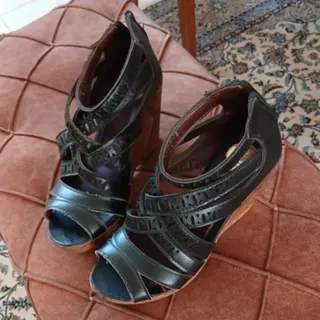 کفش اسرت