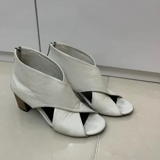 کفش چرم سفید