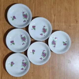 یک دست نعلبکی گل سرخی