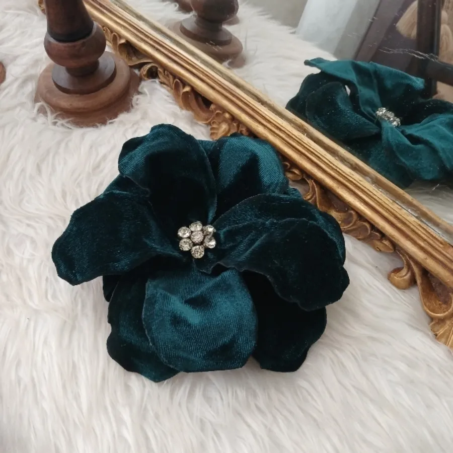 سنجاق سینه گل مخملی