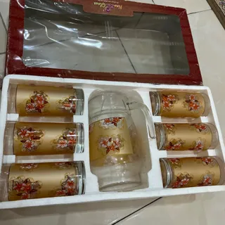 یه دست پارچ و لیوان