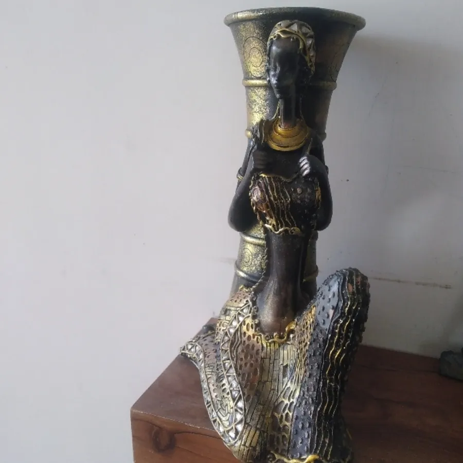 مجسمه و گلدان زن آفریقایی