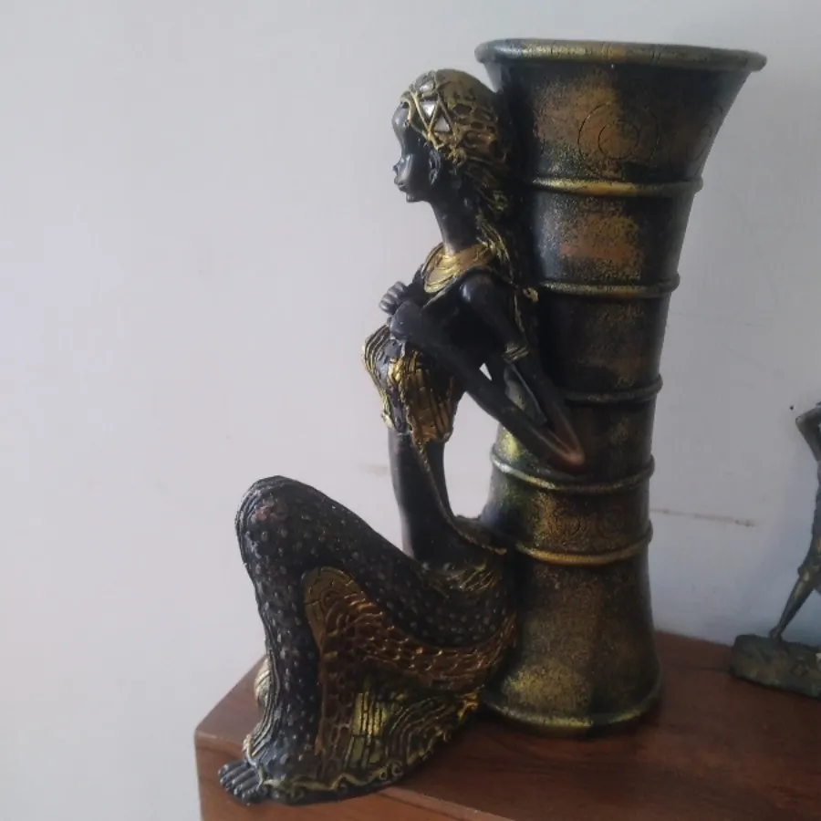 مجسمه و گلدان زن آفریقایی