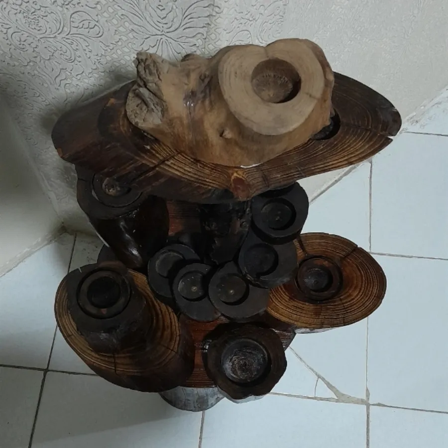 جا شمعی چوبی ایستاده