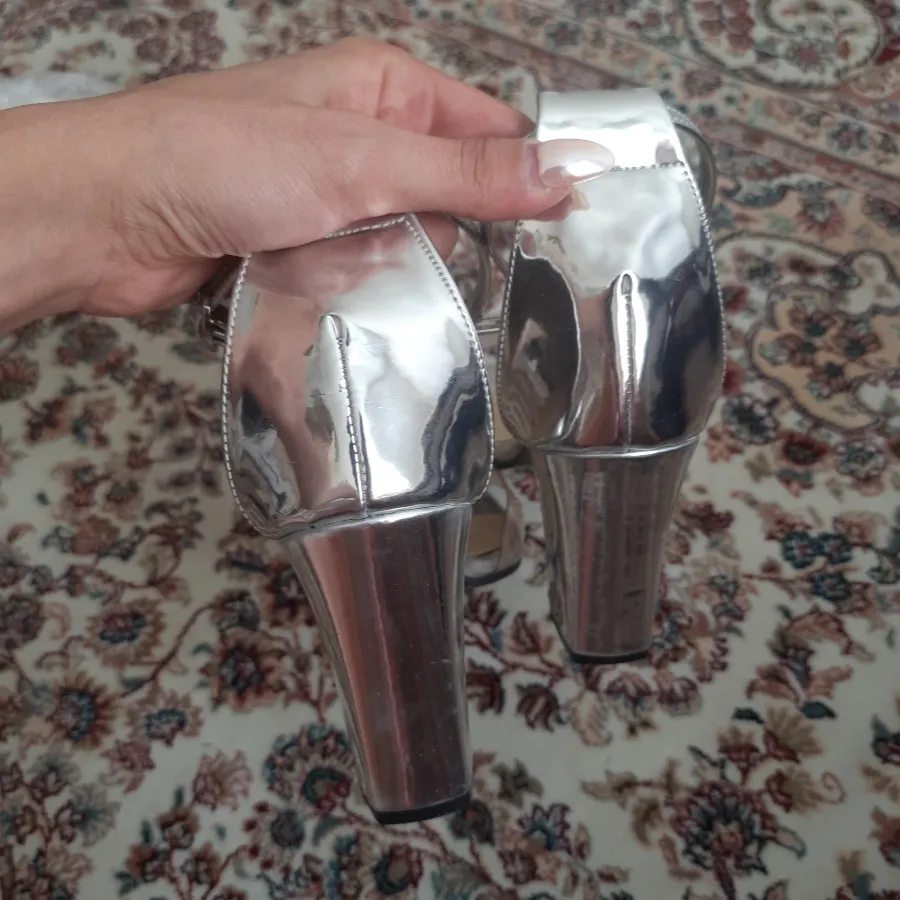 کفش نقره ای آینه ای