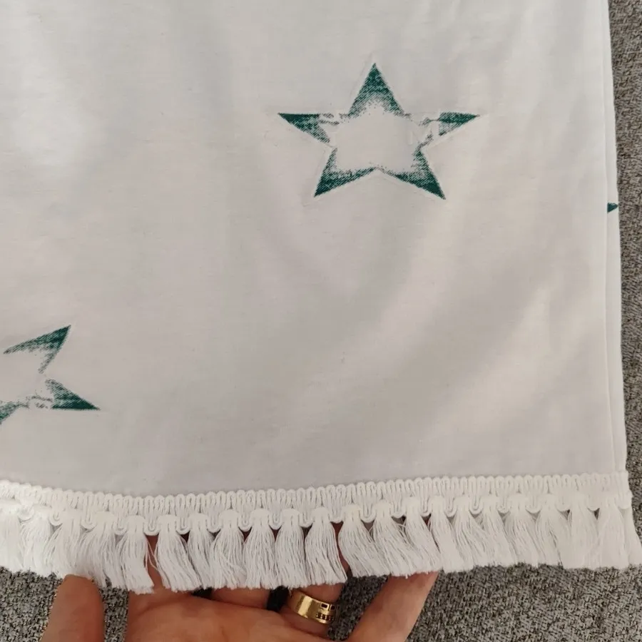 تیشرت سفید با طرح برجسته