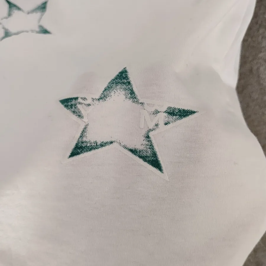 تیشرت سفید با طرح برجسته