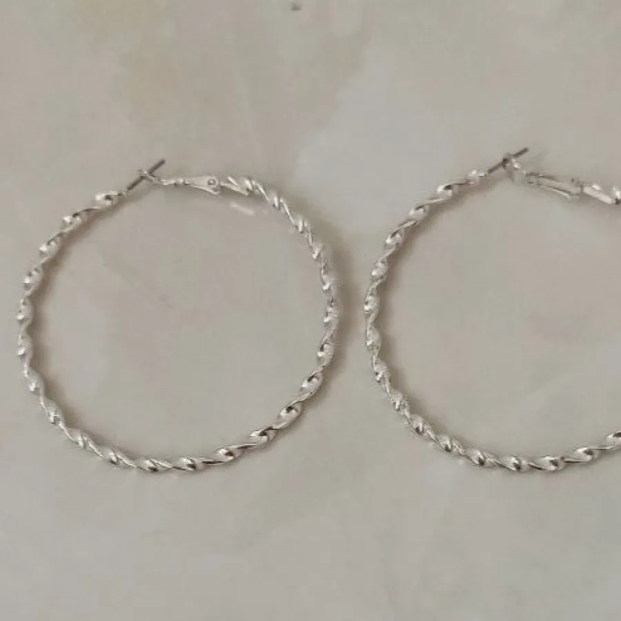 گوشواره حلقه ای بزرگ