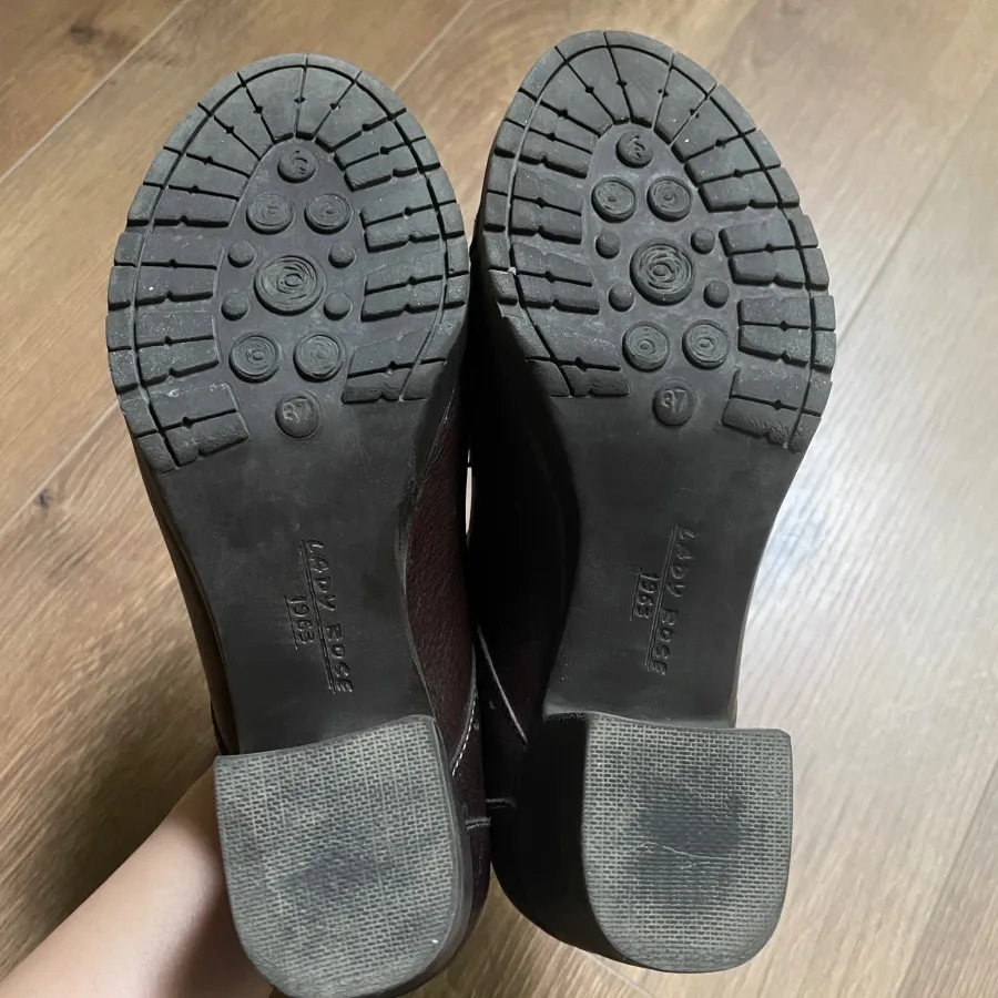 کفش چرم قهوه‌ای