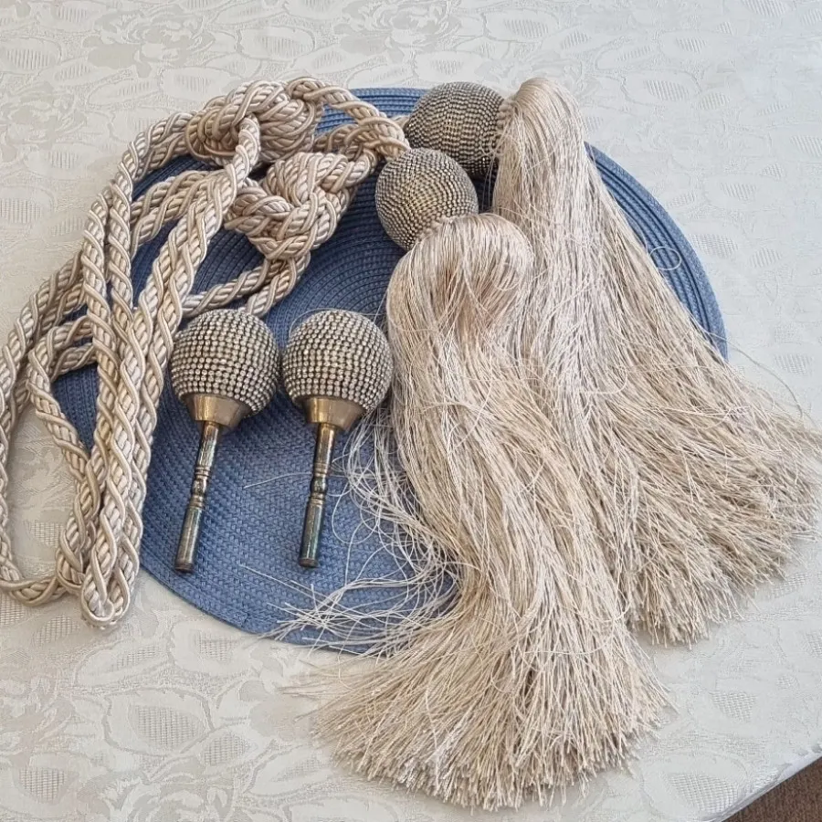 گل میخ پرده