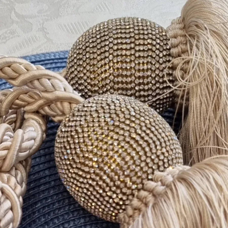گل میخ پرده