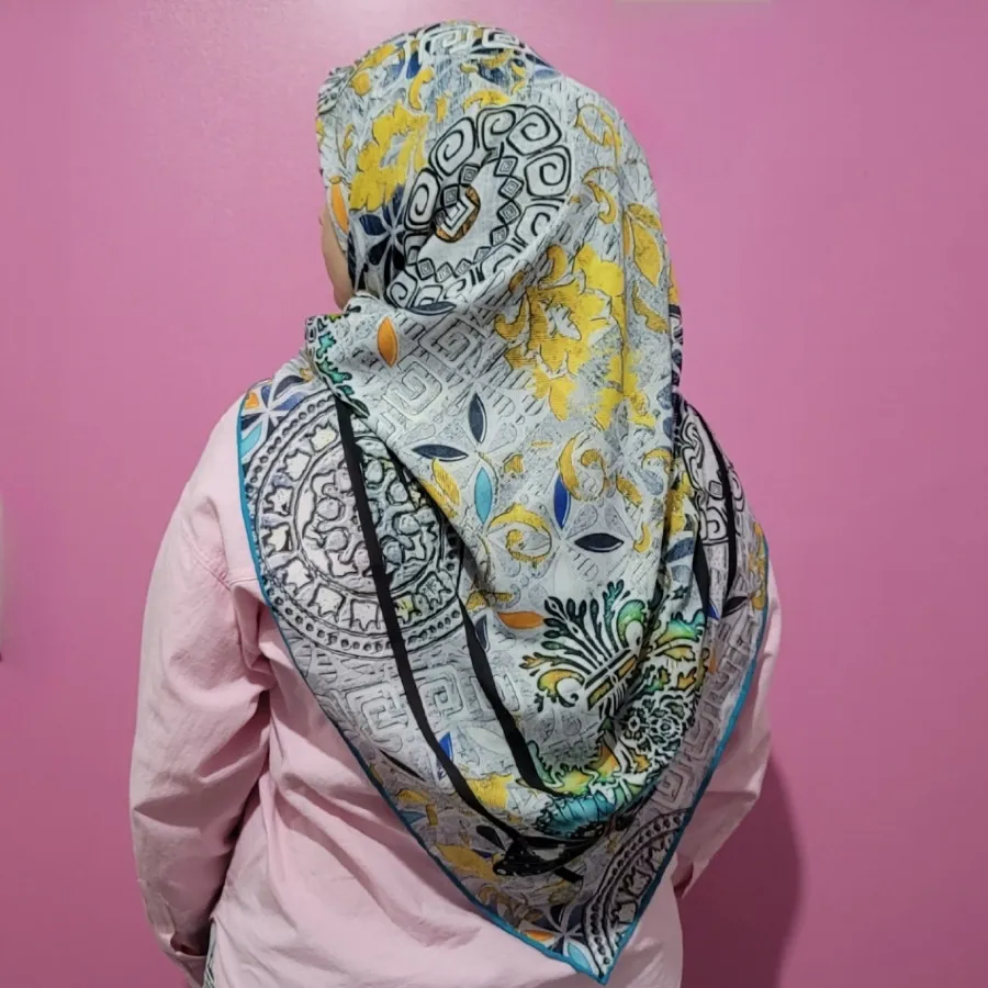 روسری طرح کاشی و پروانه
