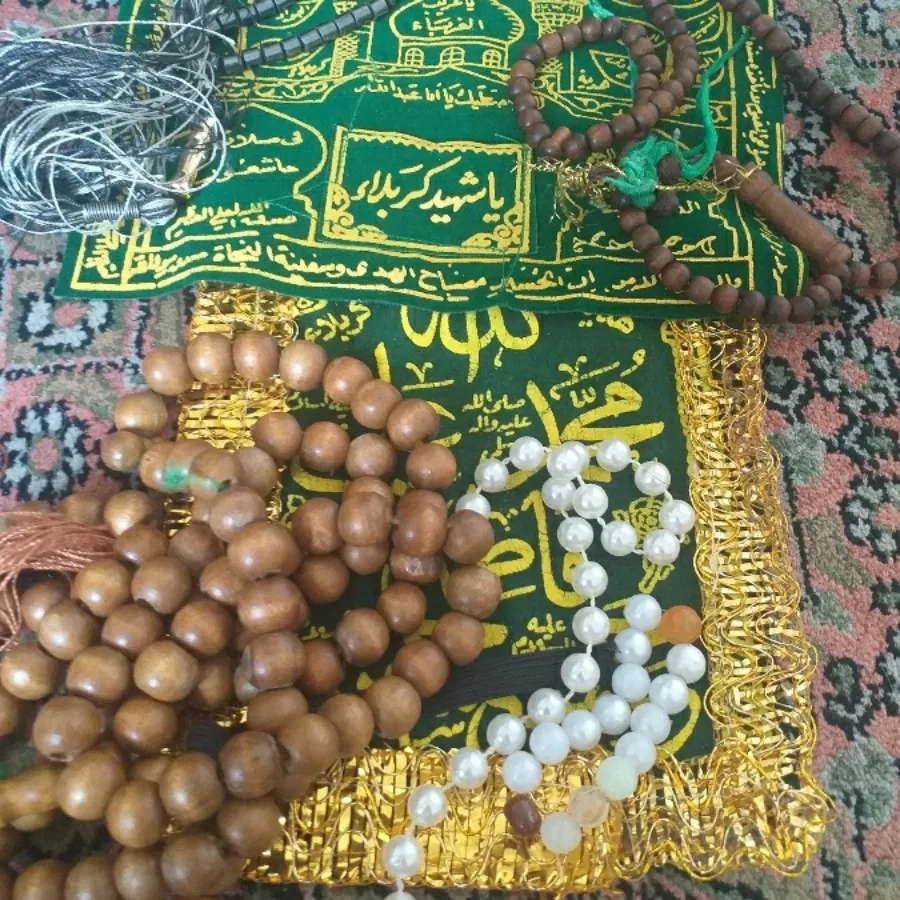 تسبیح چوبی و تعدادی تسبیح