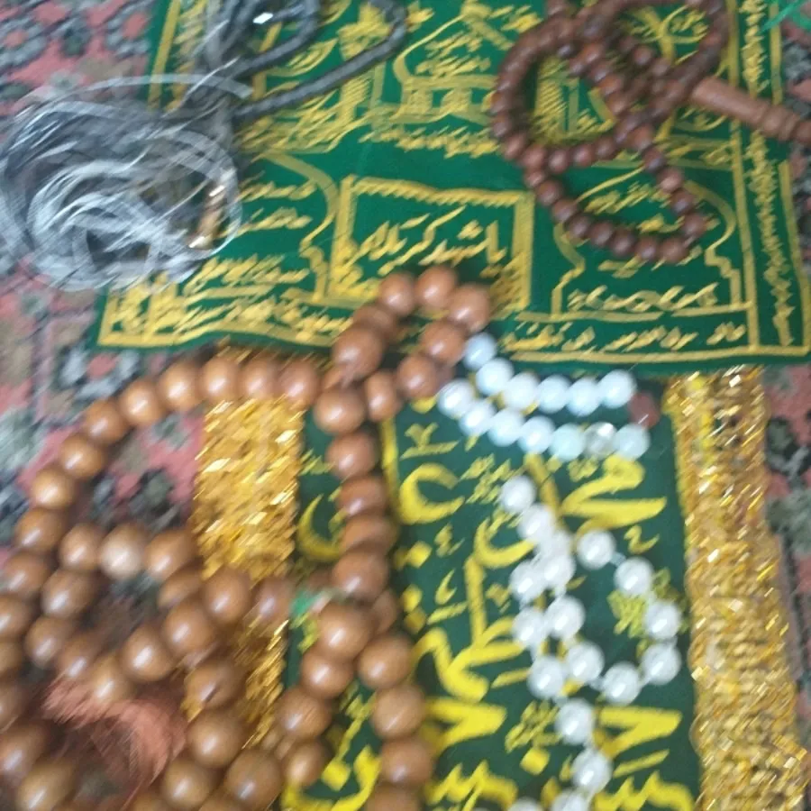 تسبیح چوبی و تعدادی تسبیح