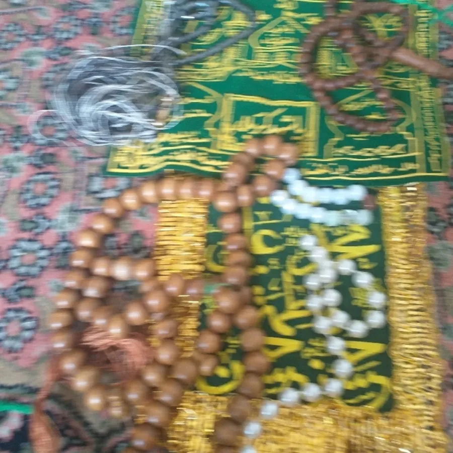 تسبیح چوبی و تعدادی تسبیح