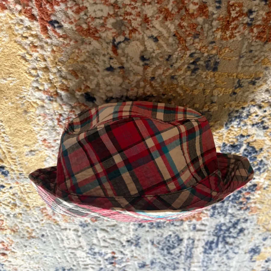 کلاه لبه دار بچگانه