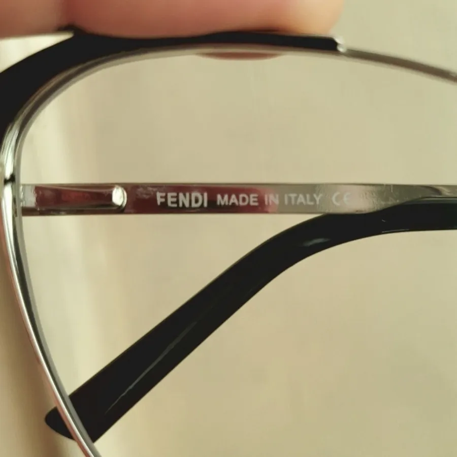 عینک گربه ای Fendi